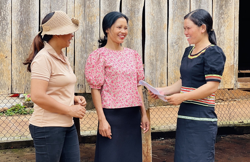 Chị Rah Lan Khăng (bìa phải) hướng dẫn hội viên, phụ nữ tham gia tiết kiệm để phát triển kinh tế gia đình. Ảnh: T.D ảnh 1 Chị Rah Lan Khăng (bìa phải) hướng dẫn hội viên, phụ nữ tham gia tiết kiệm để phát triển kinh tế gia đình. Ảnh: T.D ảnh 1