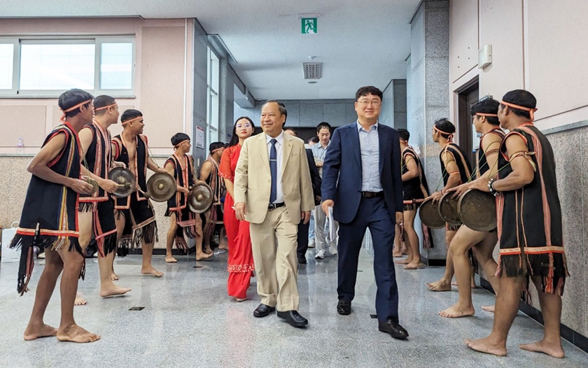 Phó Bí thư Thường trực Tỉnh ủy Châu Ngọc Tuấn và ông Shin Won-Sik trong sự chào đón của các nghệ nhân cồng chiêng Gia Lai. Ảnh: Nguyễn Quang Tuệ ảnh 1 Phó Bí thư Thường trực Tỉnh ủy Châu Ngọc Tuấn và ông Shin Won-Sik trong sự chào đón của các nghệ nhân cồng chiêng Gia Lai. Ảnh: Nguyễn Quang Tuệ ảnh 1