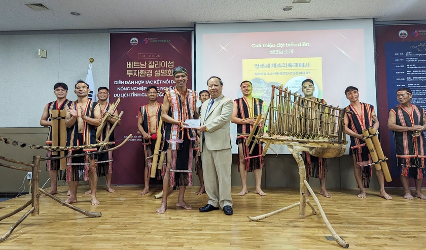 Phó Bí thư Thường trực Tỉnh ủy Châu Ngọc Tuấn tặng quà cho đoàn nghệ nhân Gia Lai. Ảnh: Nguyễn Quang Tuệ ảnh 3 Phó Bí thư Thường trực Tỉnh ủy Châu Ngọc Tuấn tặng quà cho đoàn nghệ nhân Gia Lai. Ảnh: Nguyễn Quang Tuệ ảnh 3