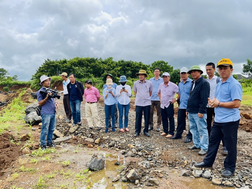 Đoàn kiểm tra thực tế mỏ đá xây dựng tại thị trấn Nhơn Hoà của Công ty TNHH một thành viên Loan Duy Nhất. Ảnh: Nhật Hào ảnh 1 Đoàn kiểm tra thực tế mỏ đá xây dựng tại thị trấn Nhơn Hoà của Công ty TNHH một thành viên Loan Duy Nhất. Ảnh: Nhật Hào ảnh 1