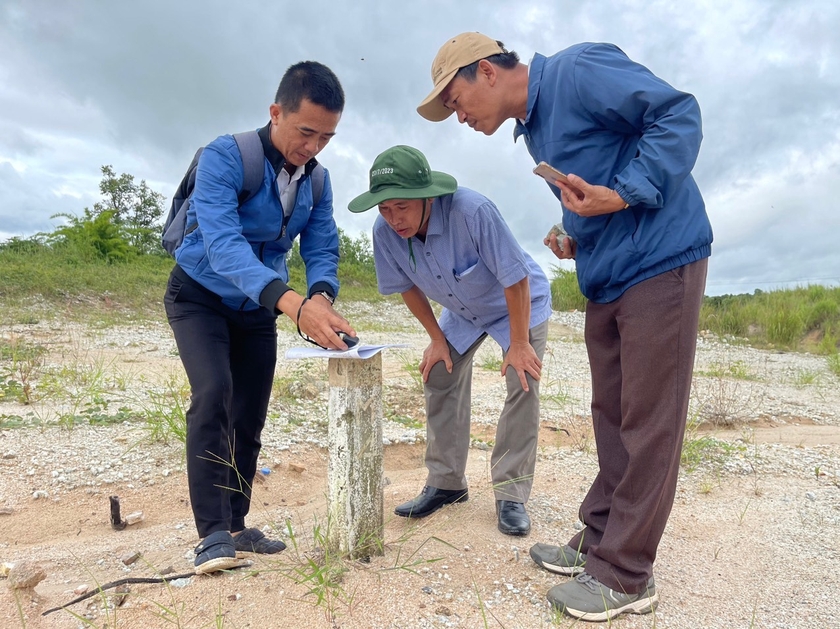 Đoàn kiểm tra việc cắm mốc thực địa tại mỏ khai thác quặng fluorit tại xã Ia Le của Công ty TNHH Bách Long 1 . Ảnh: Nhật Hào ảnh 2 Đoàn kiểm tra việc cắm mốc thực địa tại mỏ khai thác quặng fluorit tại xã Ia Le của Công ty TNHH Bách Long 1 . Ảnh: Nhật Hào ảnh 2