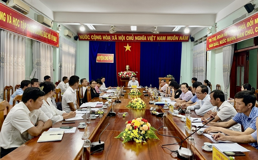 Sau khi đi thực tế, đoàn giám sát đã làm việc với huyện Chư Pưh về công tác quản lý, bảo vệ tài nguyên khoáng sản trên địa bàn. Ảnh: Nhật Hào ảnh 3 Sau khi đi thực tế, đoàn giám sát đã làm việc với huyện Chư Pưh về công tác quản lý, bảo vệ tài nguyên khoáng sản trên địa bàn. Ảnh: Nhật Hào ảnh 3