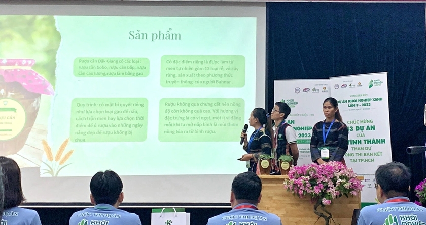 Thuyết trình Dự án “Rượu cần Đak Giang-Đặc sản văn hóa của người Bahnar” tại vòng bán kết cuộc thi. Ảnh: NVCC ảnh 1
