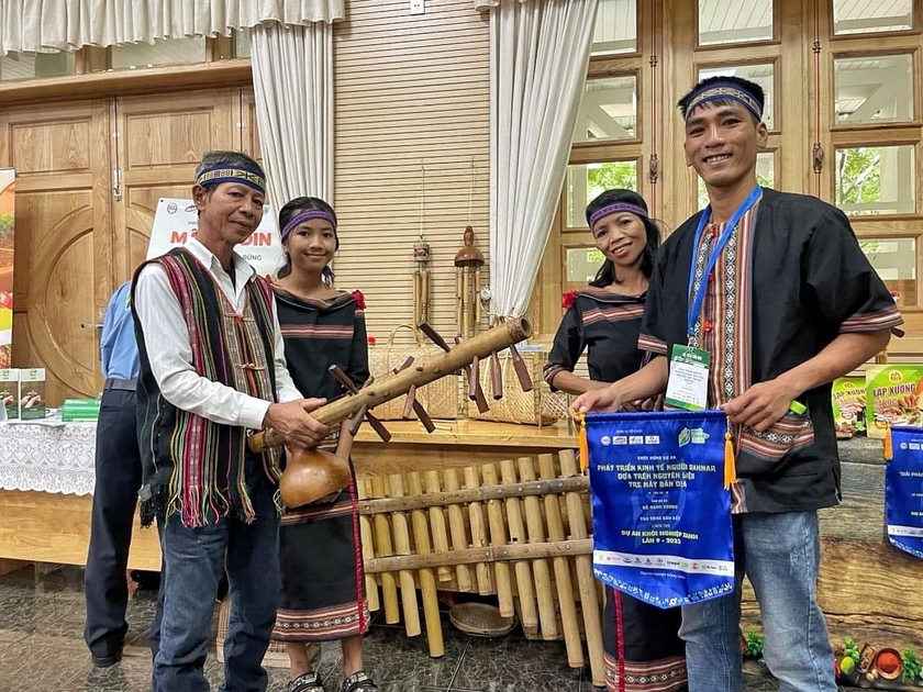 Nhóm Bahnar-Xanh giới thiệu sản phẩm từ mây tre đan tại vòng bán kết cuộc thi Dự án Khởi nghiệp xanh tại TP.Hồ Chí Minh. Ảnh: NVCC ảnh 3