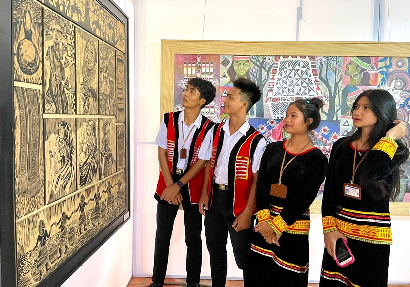 Các em học sinh Trường THPT Dân tộc nội trú Đông Gia Lai tham quan triển lãm. Ảnh: P.D ảnh 1 Các em học sinh Trường THPT Dân tộc nội trú Đông Gia Lai tham quan triển lãm. Ảnh: P.D ảnh 1