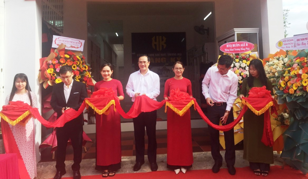 Các đại biểu cắt băng khánh thành cửa hàng trưng bày sản phẩm,