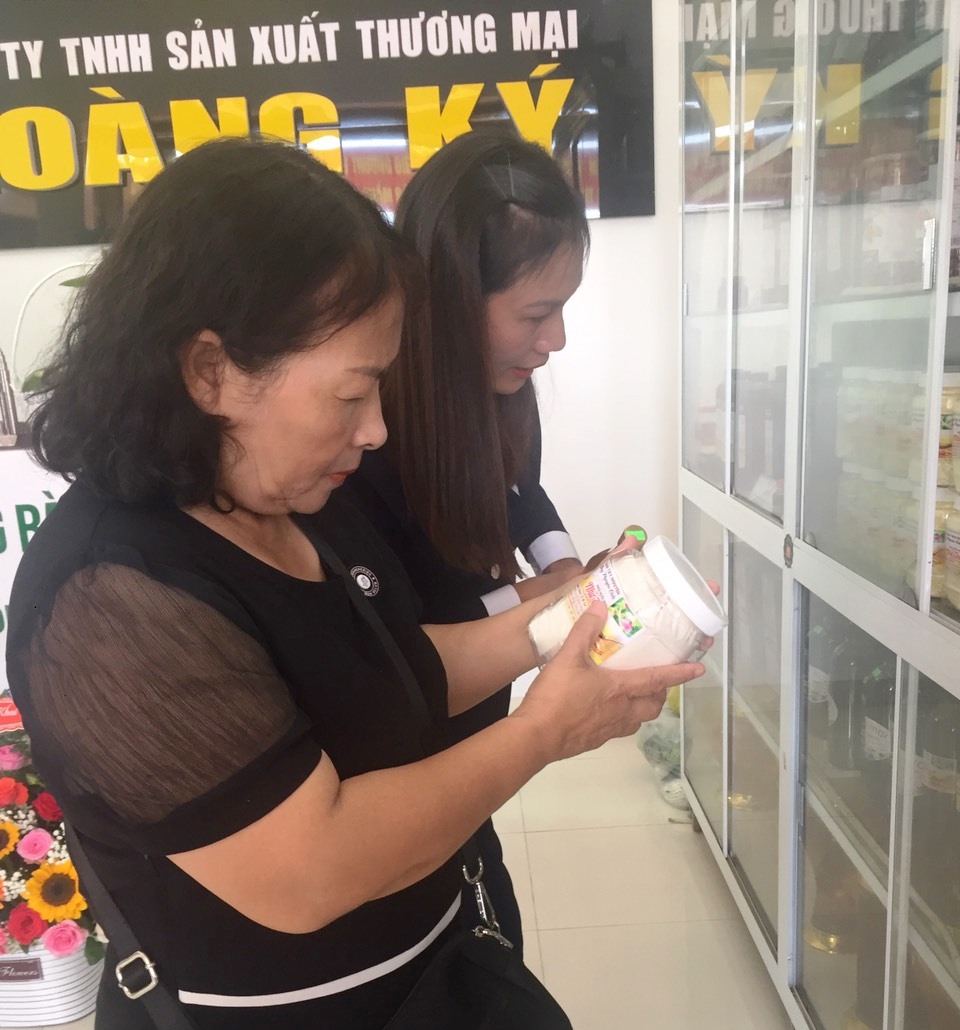 Đại biểu tìm hiểu sản phẩm trưng bày tại