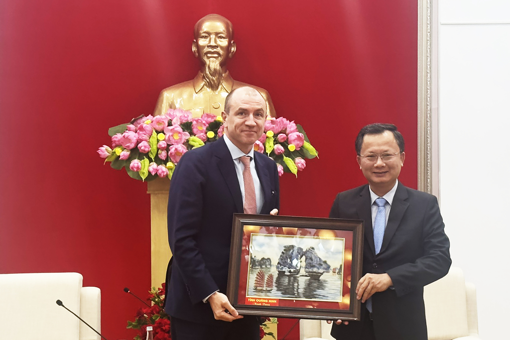 Quảng Ninh: Quyền Chủ tịch UBND tỉnh Cao Tường Huy tiếp nhà đầu tư trong lĩnh vực hàng không Quảng Ninh: Quyền Chủ tịch UBND tỉnh Cao Tường Huy tiếp nhà đầu tư trong lĩnh vực hàng không