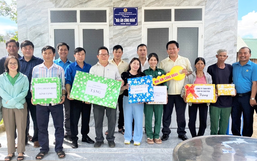 Lãnh đạo Công ty TNHH một thành viên Cao su Chư Păh và Nông trường Cao su Hà Tây tặng quà cho chị Hyỡk tại lễ khánh thành nhà “Mái ấm Công đoàn”. Ảnh: H.Đ.T ảnh 1 Lãnh đạo Công ty TNHH một thành viên Cao su Chư Păh và Nông trường Cao su Hà Tây tặng quà cho chị Hyỡk tại lễ khánh thành nhà “Mái ấm Công đoàn”. Ảnh: H.Đ.T ảnh 1