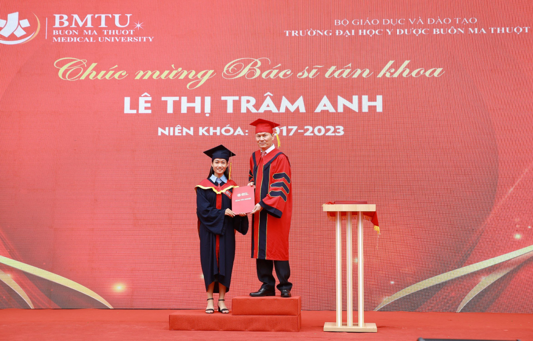 Đắk Lắk: Trường Đại học Y Dược Buôn Ma Thuột trao Bằng tốt nghiệp cho 277 tân dược sĩ, bác sĩ Giáo sư, Tiến sĩ, Bác sĩ Cao Tiến Đức, Hiệu Trưởng trao bằng tốt nghiệp cho sinh viên nhà trường