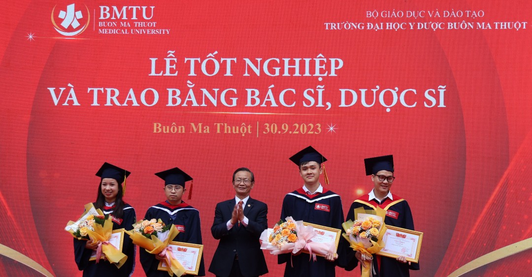 Đắk Lắk: Trường Đại học Y Dược Buôn Ma Thuột trao Bằng tốt nghiệp cho 277 tân dược sĩ, bác sĩ Chủ tịch Hội đồng Trường - GS. TS Đặng Tuấn Đạt trao bằng khen cho Tân Bác Sĩ, Dược Sĩ thủ khoa đầu ra