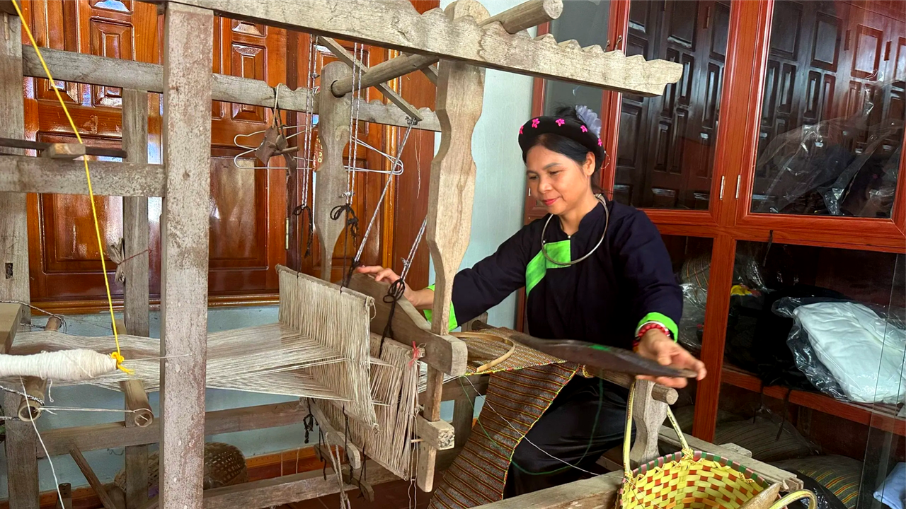 Thái Nguyên: Giữ nghề bên khung dệt Thái Nguyên: Giữ nghề bên khung dệt