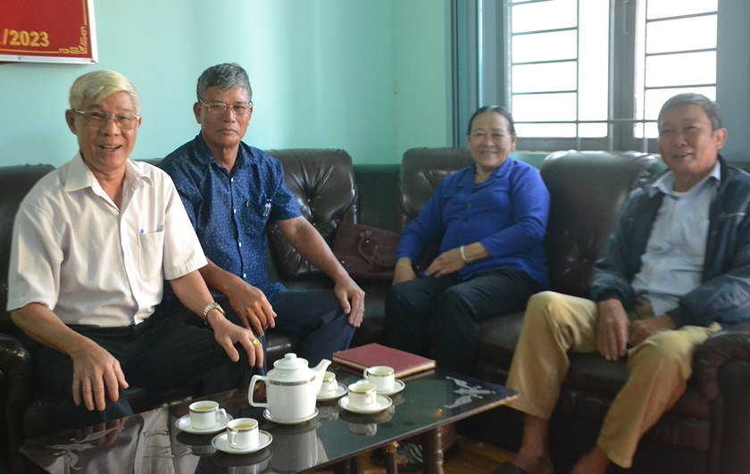 Những người cao tuổi ở huyện Ia Grai chia sẻ kinh nghiệm làm kinh tế giỏi. Ảnh: H.C ảnh 1