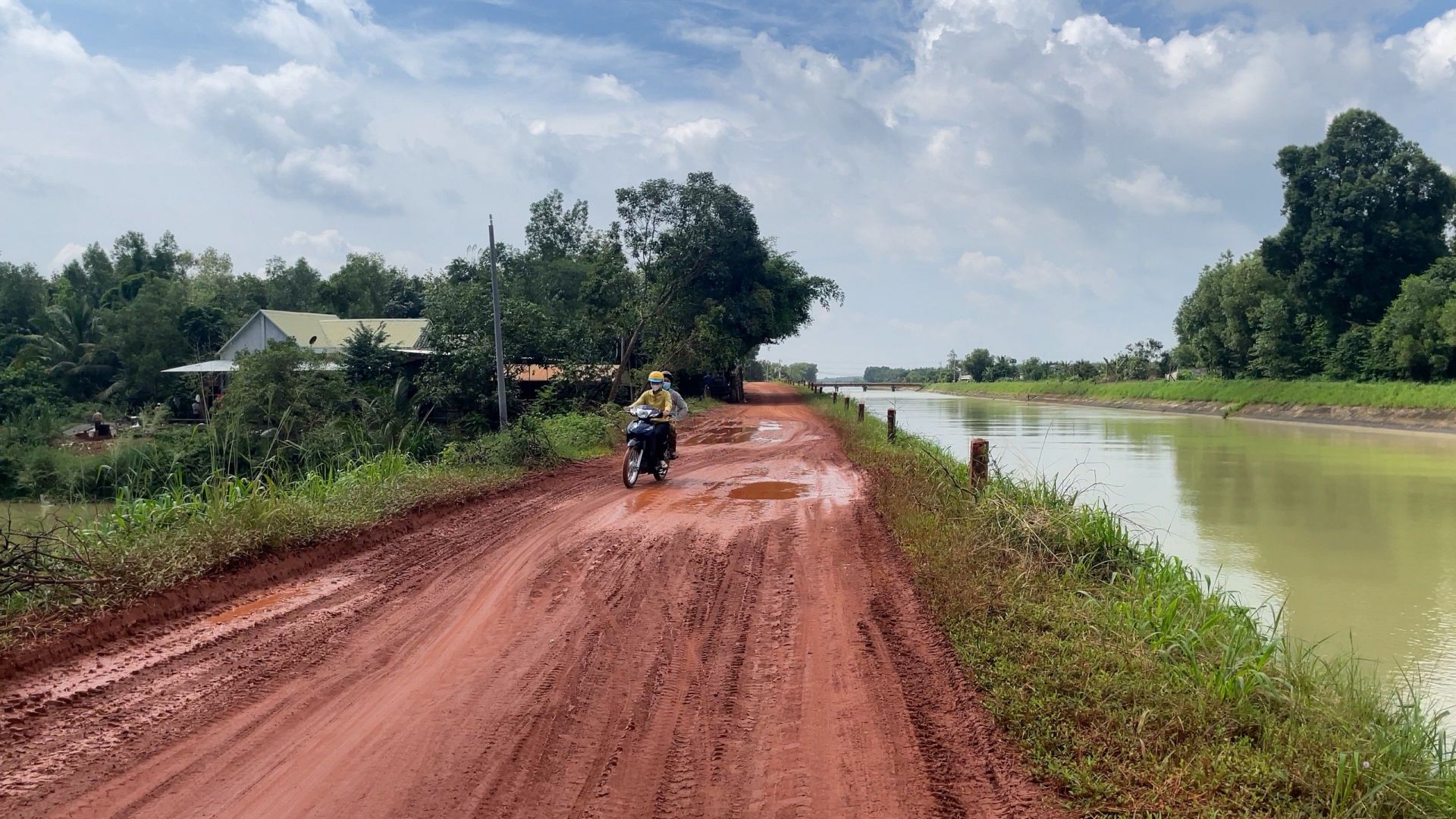 Tây Ninh: Bất cập khi dân cư phát triển dọc bờ kênh Tây Ninh: Bất cập khi dân cư phát triển dọc bờ kênh