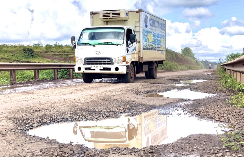 Tuyến đường liên huyện Đak Đoa-Chư Prông xuống cấp nghiêm trọng gây khó khăn cho người và phương tiện tham gia giao thông. Ảnh: M.N ảnh 2 Tuyến đường liên huyện Đak Đoa-Chư Prông xuống cấp nghiêm trọng gây khó khăn cho người và phương tiện tham gia giao thông. Ảnh: M.N ảnh 2