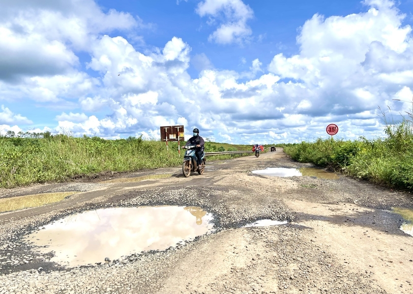Đường liên huyện Đak Đoa-Chư Prông chi chít ổ gà, ổ voi. Ảnh: M.N ảnh 1 Đường liên huyện Đak Đoa-Chư Prông chi chít ổ gà, ổ voi. Ảnh: M.N ảnh 1