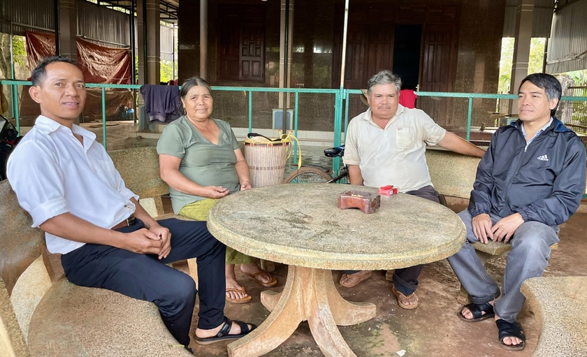 Ông Ơl (thứ 2 từ phải qua) thảnh thơi trò chuyện về quá trình phát triển kinh tế của gia đình. Ảnh: Nhật Hào ảnh 2 Ông Ơl (thứ 2 từ phải qua) thảnh thơi trò chuyện về quá trình phát triển kinh tế của gia đình. Ảnh: Nhật Hào ảnh 2