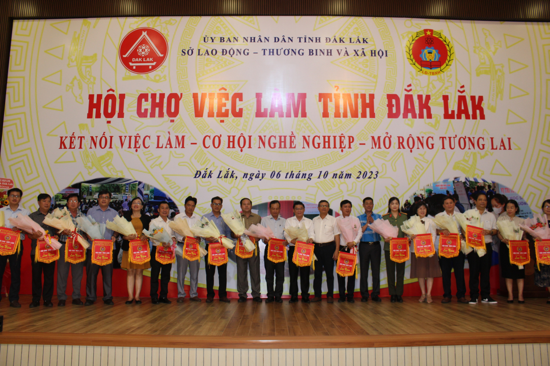Đại diện tặng hoa và cờ lưu niệm cho các cơ quan, đơn vị Tham gia Hội chợ việc làm tỉnh Đắk Lắk năm 2023.