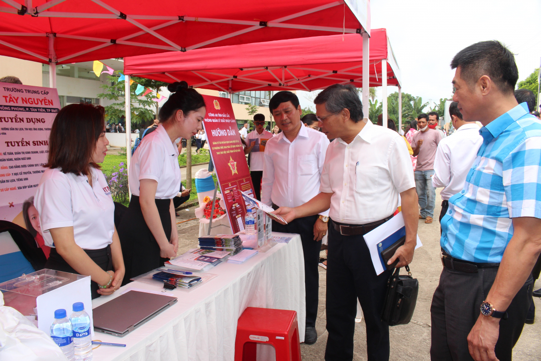 Đại biểu tham quan khu vực tuyển dụng của các doanh nghiệp tại Hội chợ việc làm tỉnh Đắk Lắk năm 2023.