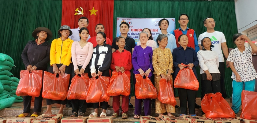 Đoàn trao quà cho người nghèo xã Ia Nan. Ảnh: Thanh Tịnh ảnh 1
