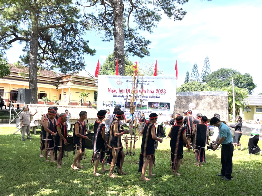 Phần trình diễn của đoàn nghệ nhân cồng chiêng Plei Ốp (TP. Pleiku) tại Ngày hội. Ảnh: Lam Nguyên ảnh 1