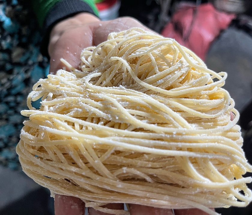 Sợi mì được làm từ bột mì và trứng gà tươi. Ảnh: Hoàng Ngọc ảnh 2