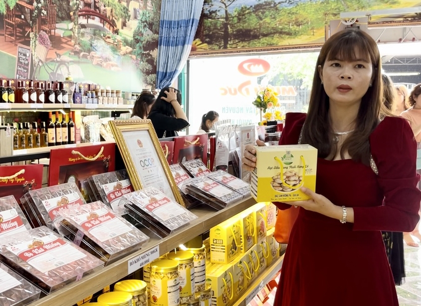 Các chủ thể sản xuất rất phấn khởi vì sản phẩm được giới thiệu, quảng bá tại nhiều điểm bán trên toàn tỉnh. Ảnh: V.T ảnh 2