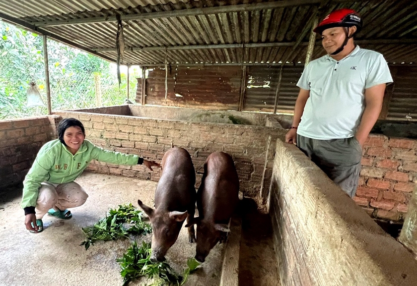 Chị Rcom H&amp;apos;Bế (làng Blang 1, xã Ia Dêr, huyện Ia Grai) vui mừng khi được tặng heo nái sinh sản. Ảnh: Đ.Y