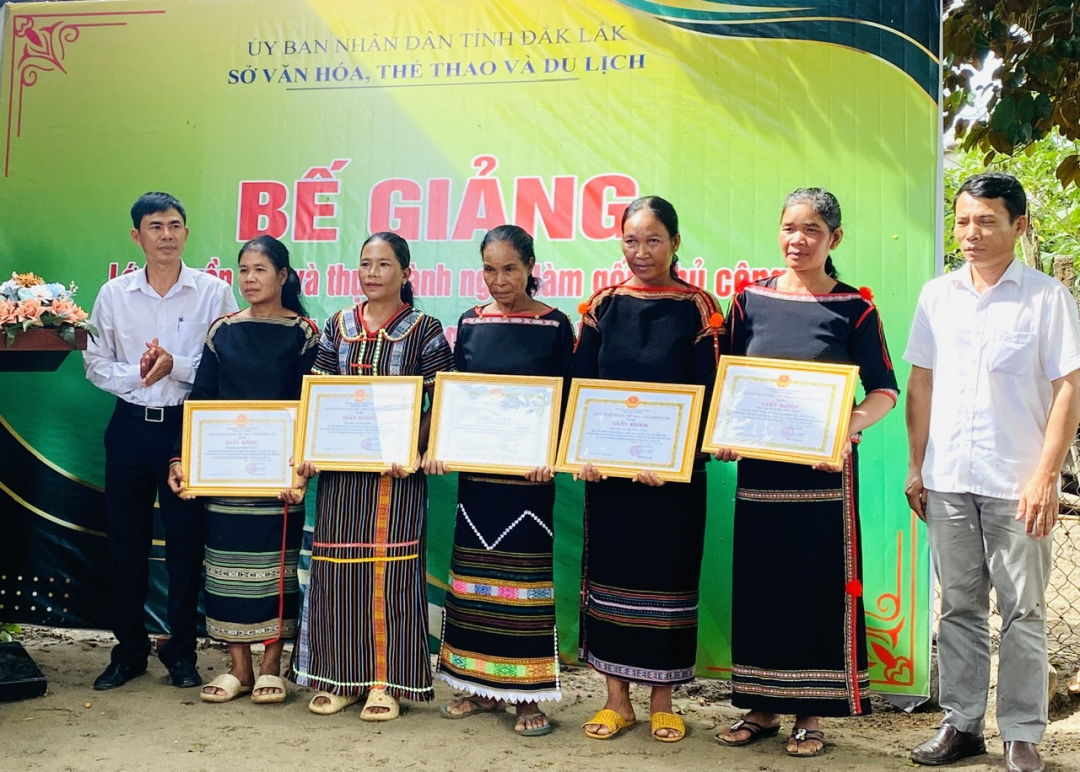 Đắk Lắk: Truyền dạy nghề làm gốm thủ công của dân tộc M’nông