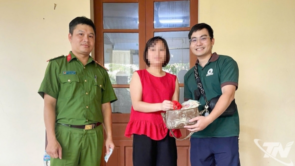 Thái Nguyên: Trả lại túi tiền vàng trị giá gần 150 triệu đồng nhặt được trong nước lũ