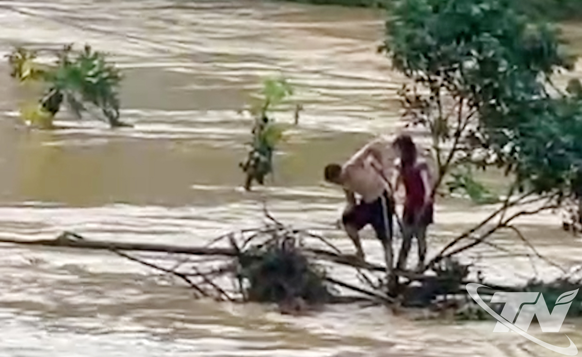 Thái Nguyên: Người "đánh cược" mạng sống để cứu vợ con trong lũ dữ Thái Nguyên: Người "đánh cược" mạng sống để cứu vợ con trong lũ dữ