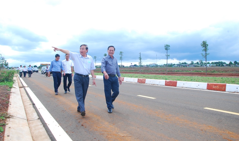 Chủ đầu tư và các doanh nghiệp đến tham quan tìm hiểu về mặt bằng, tiến độ thi công hoàn thiện hạ tầng tại Dự án Khu Công nghiệp Nam Pleiku. Ảnh: Minh Nguyễn