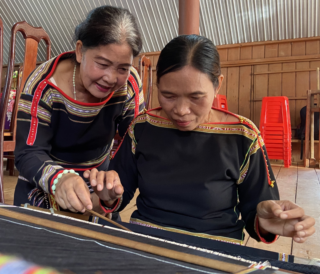 Đắk Lắk: Ra mắt Câu lạc bộ dệt thổ cẩm truyền thống của người Êđê