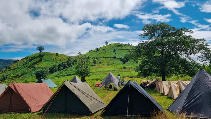 Nhiều dịch vụ sẵn sàng chào đón du khách ở chân núi Chư Đang Ya. Ảnh: Bi Ly