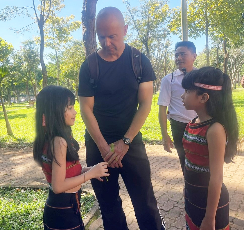 Em H&amp;apos;Srian (bìa trái) và HSrina tự tin giao lưu với du khách nước ngoài. Ảnh: P.D