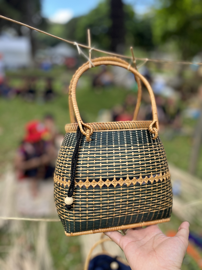 Bằng kỹ thuật điêu luyện, những chiếc túi xách tre đan cũng mang vẻ đẹp hiện đại, nữ tính. Ảnh: Phương Vi Bằng kỹ thuật điêu luyện, những chiếc túi xách tre đan cũng mang vẻ đẹp hiện đại, nữ tính. Ảnh: Phương Vi