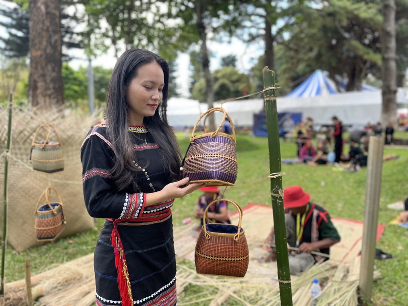 Những chiếc túi xách được phối màu tinh tế, đẹp mắt, hợp thời trang. Ảnh: Phương Vi Những chiếc túi xách được phối màu tinh tế, đẹp mắt, hợp thời trang. Ảnh: Phương Vi