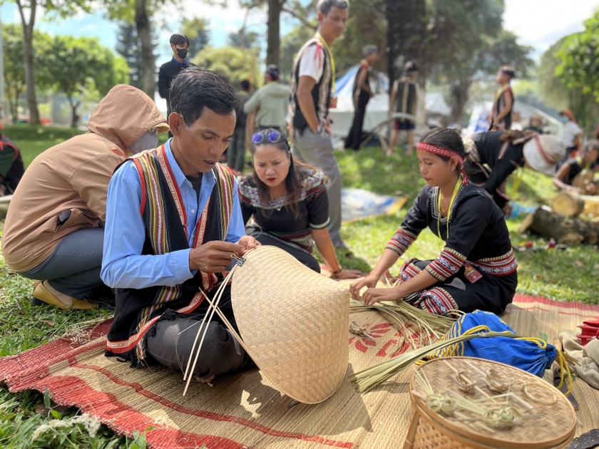 Anh Si tỉ mỉ hoàn thiện cho một chiếc nón bằng tre. Ảnh: Phương Vi Anh Si tỉ mỉ hoàn thiện cho một chiếc nón bằng tre. Ảnh: Phương Vi