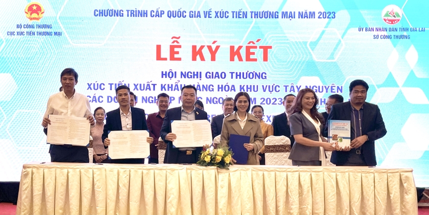 Đại diện các đơn vị ký kết biên bản ghi nhớ hợp tác kinh doanh. Ảnh: Vũ Thảo Đại diện các đơn vị ký kết biên bản ghi nhớ hợp tác kinh doanh. Ảnh: Vũ Thảo