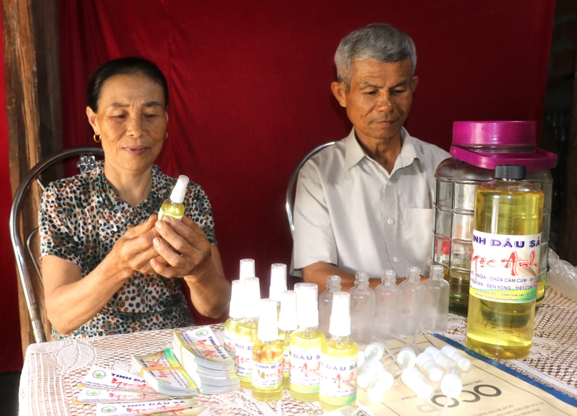 Vợ chồng ông Trần Văn Hồ (thôn 5, xã An Thành, huyện Đak Pơ) tất bật đóng chai tinh dầu sả và dán nhãn, cung ứng ra thị trường. Ảnh: Ngọc Minh Vợ chồng ông Trần Văn Hồ (thôn 5, xã An Thành, huyện Đak Pơ) tất bật đóng chai tinh dầu sả và dán nhãn, cung ứng ra thị trường. Ảnh: Ngọc Minh