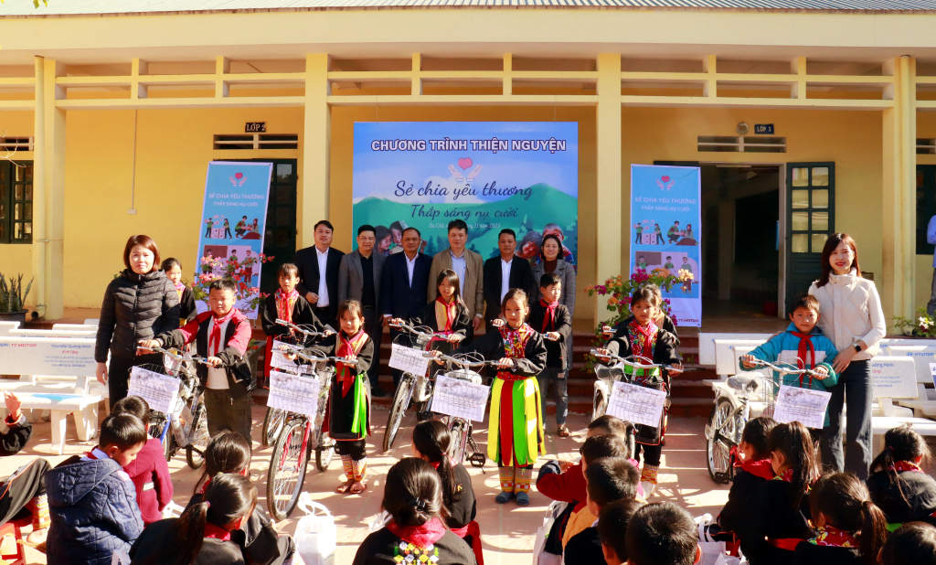 Quảng Ninh: Tặng quà cho thầy cô giáo, học sinh ở Ba Chẽ Quảng Ninh: Tặng quà cho thầy cô giáo, học sinh ở Ba Chẽ