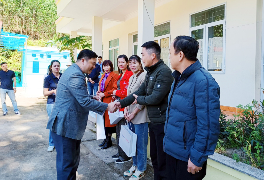 Quảng Ninh: Tặng quà cho thầy cô giáo, học sinh ở Ba Chẽ Quảng Ninh: Tặng quà cho thầy cô giáo, học sinh ở Ba Chẽ