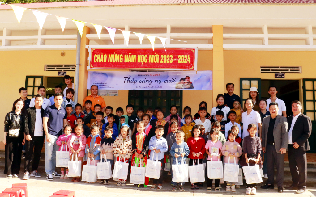 Quảng Ninh: Tặng quà cho thầy cô giáo, học sinh ở Ba Chẽ Quảng Ninh: Tặng quà cho thầy cô giáo, học sinh ở Ba Chẽ