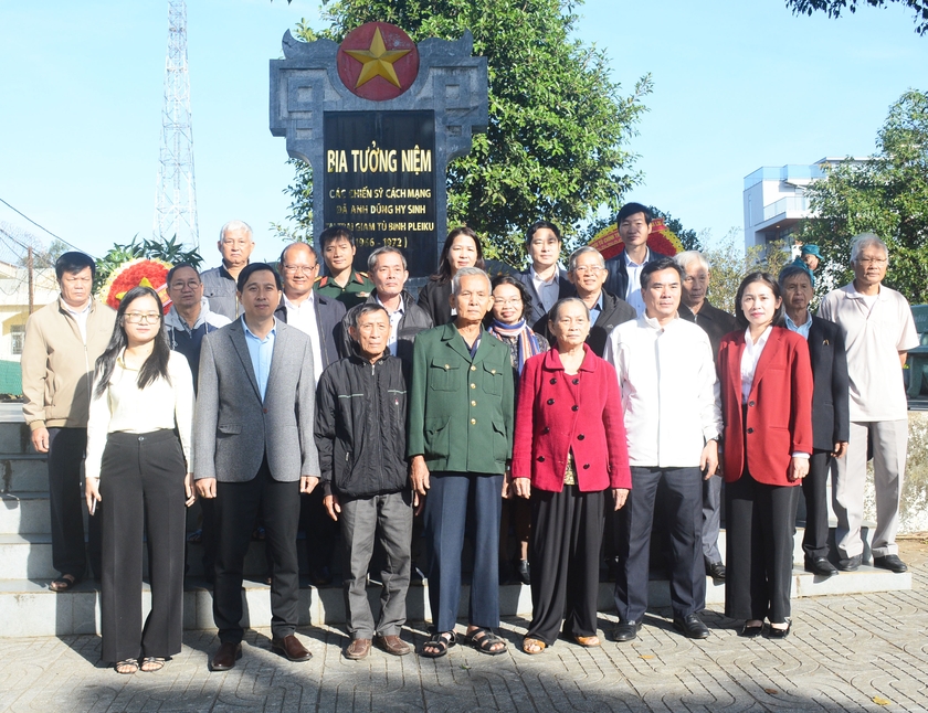 Các đại biểu tham gia hội thảo chụp ảnh lưu niệm trước Bia tưởng niệm các chiến sĩ cách mạng đã anh dũng hy sinh tại Trại giam tù binh Pleiku. Ảnh: P.D Các đại biểu tham gia hội thảo chụp ảnh lưu niệm trước Bia tưởng niệm các chiến sĩ cách mạng đã anh dũng hy sinh tại Trại giam tù binh Pleiku. Ảnh: P.D