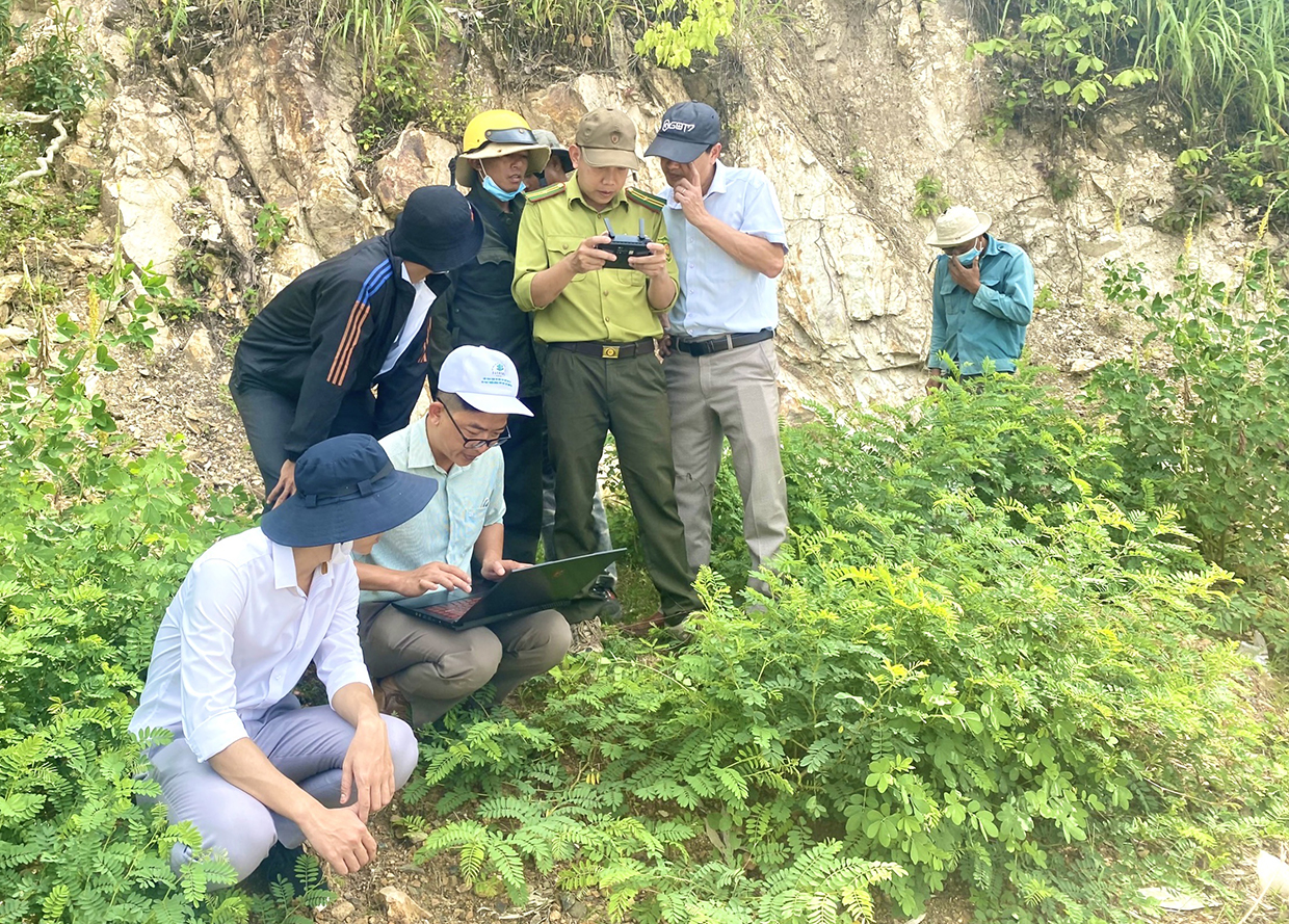 Gia Lai: Quản lý, bảo vệ và phát triển rừng: Chuyển biến tích cực Cán bộ Quỹ Bảo vệ và Phát triển rừng tỉnh kiểm tra thực địa để thống nhất số liệu xây dựng bản đồ cung ứng DVMTR với các chủ rừng. Ảnh: Nguyễn Bình