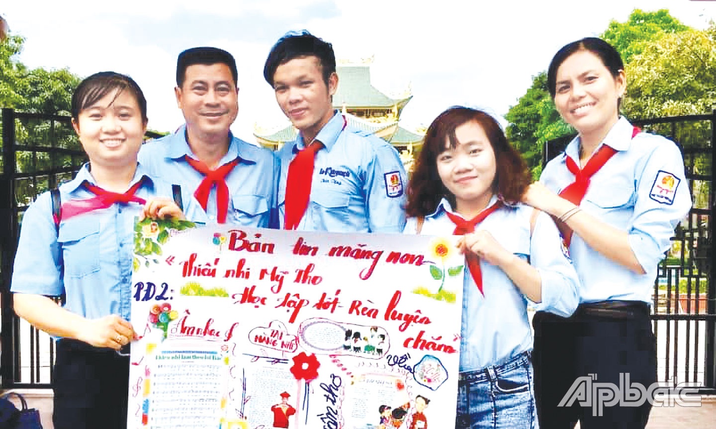 Cô Hồ Thị Ngọc Trong (bìa phải) tham gia tập huấn Tổng phụ trách Đội.