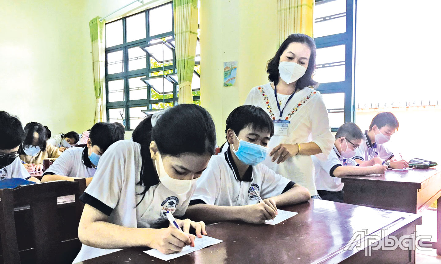 Quan tâm, phụ đạo học sinh yếu kém góp phần vào mục tiêu nâng cao chất lượng giáo dục ở trường học. Ảnh chụp giờ học của học sinh Trường THCS Lê Ngọc Hân, TP. Mỹ Tho.