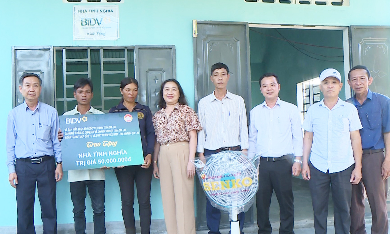 Gia Lai: Những ngôi nhà thắm đượm nghĩa tình Vợ chồng anh Ksor Tứ (buôn Sô Ma Hang A, xã Ia Peng, huyện Phú Thiện) đón nhận ngôi nhà tình nghĩa trong niềm xúc động. Ảnh: Anh Huy