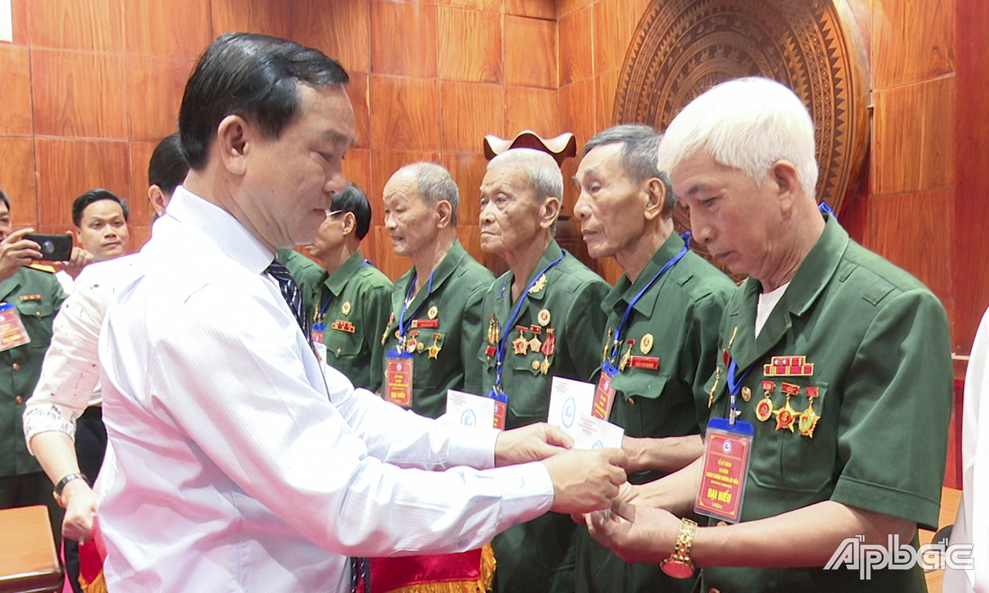 Lãnh đạo tỉnh tặng quà chiến sĩ và thân nhân chiến sĩ tham gia trận Ấp Bắc