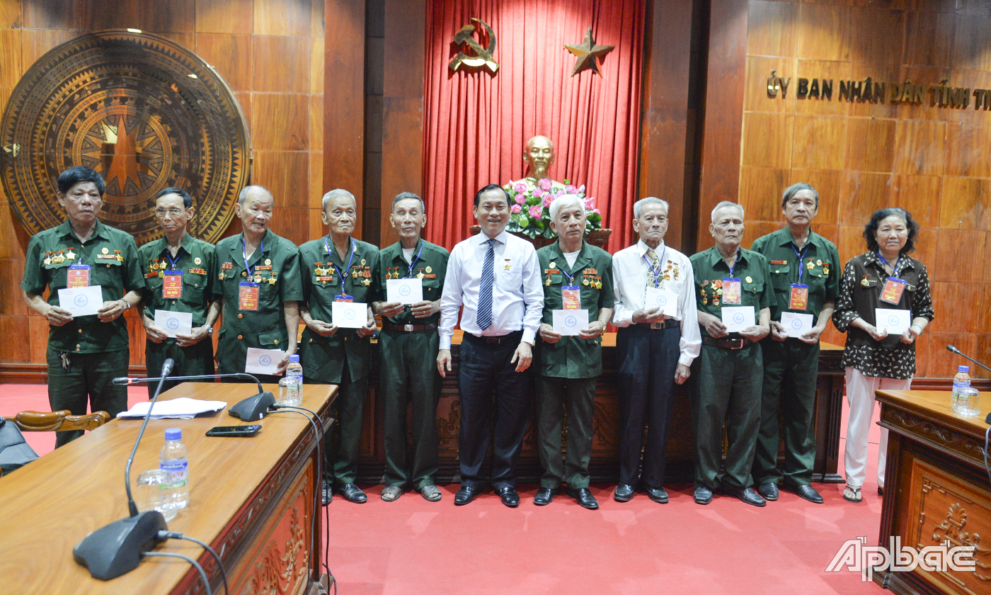 Lãnh đạo tỉnh tặng quà chiến sĩ và thân nhân chiến sĩ tham gia trận Ấp Bắc